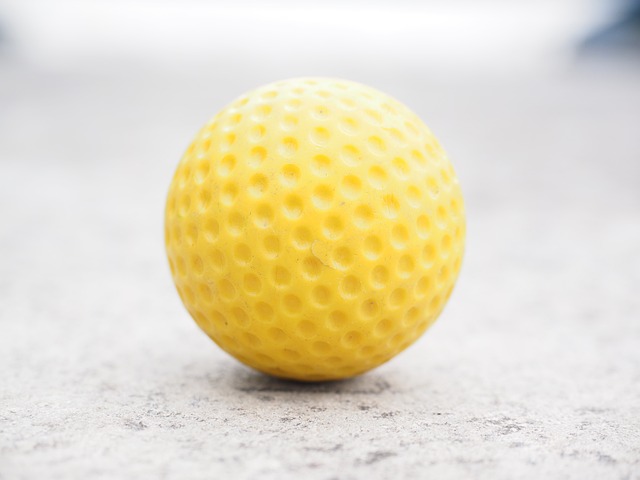 žlutý míček