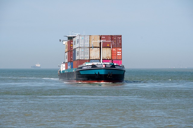 plavba lodi s kontejnery