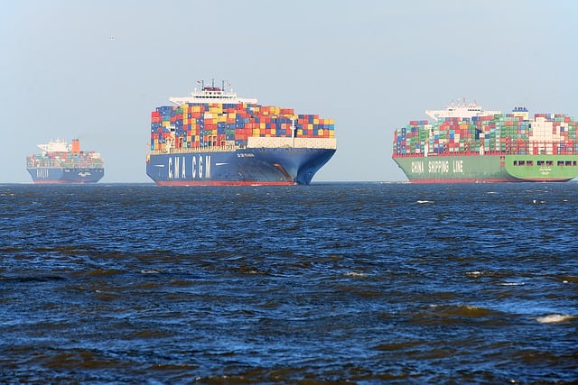kontejnery na lodích